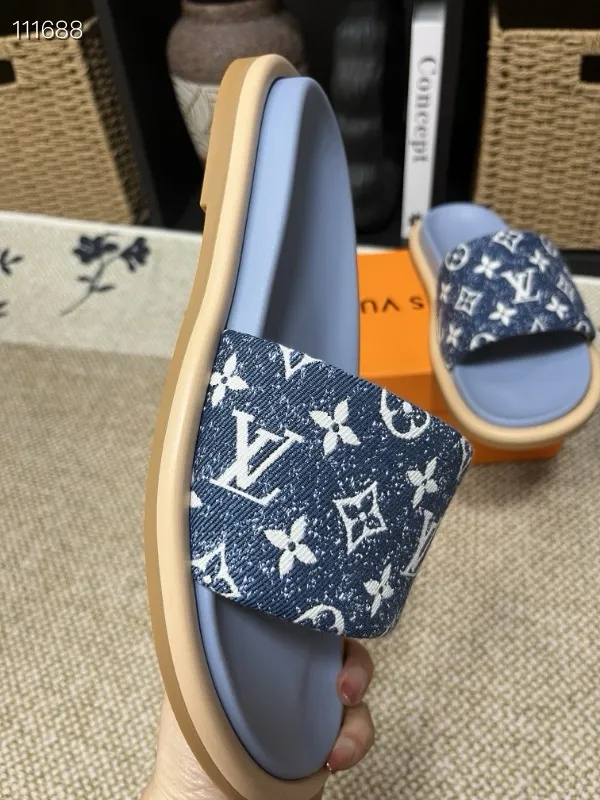 P320💰[New model] Long-term availability, 2025 new model, couple model [LOUlS VUlTTON] comes with drawer box, bag, card, invoice "Louis Vuitton ~ unique modern sandals. 》LV counter purchasing 🏃Men's and women's casual slippers, sold at the same time at the counter, the original old flower material upper is soft and comfortable, (refuses to discolor and rub the feet) sole: original factory special combination original sole, code number: 35--46 4 multiple colors 🉑️ to choose from